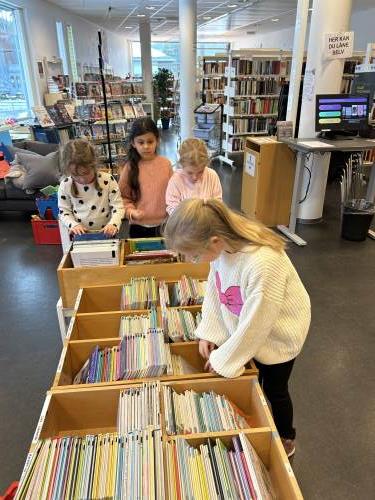 Mange gøye bøker å finne på biblioteket!!